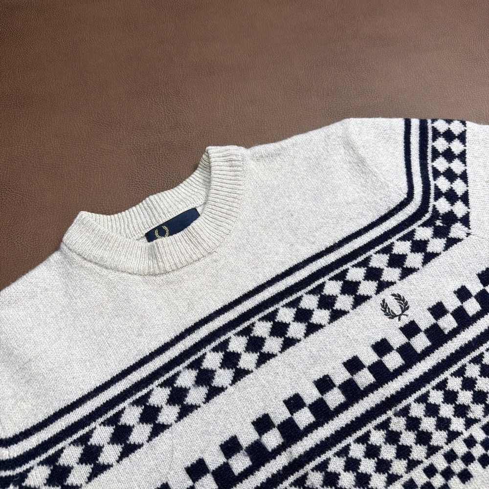Fred Perry 100% Lambs Wool Sweater Mens Medium Crew Neck Preppy Pullover Flaws**